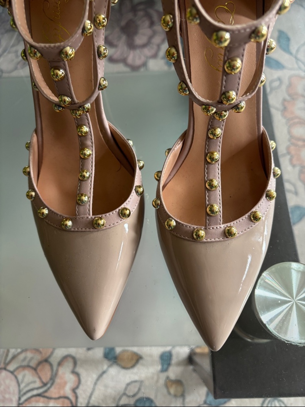 Comfity Nude patent leather Studded T-Strap Pumps